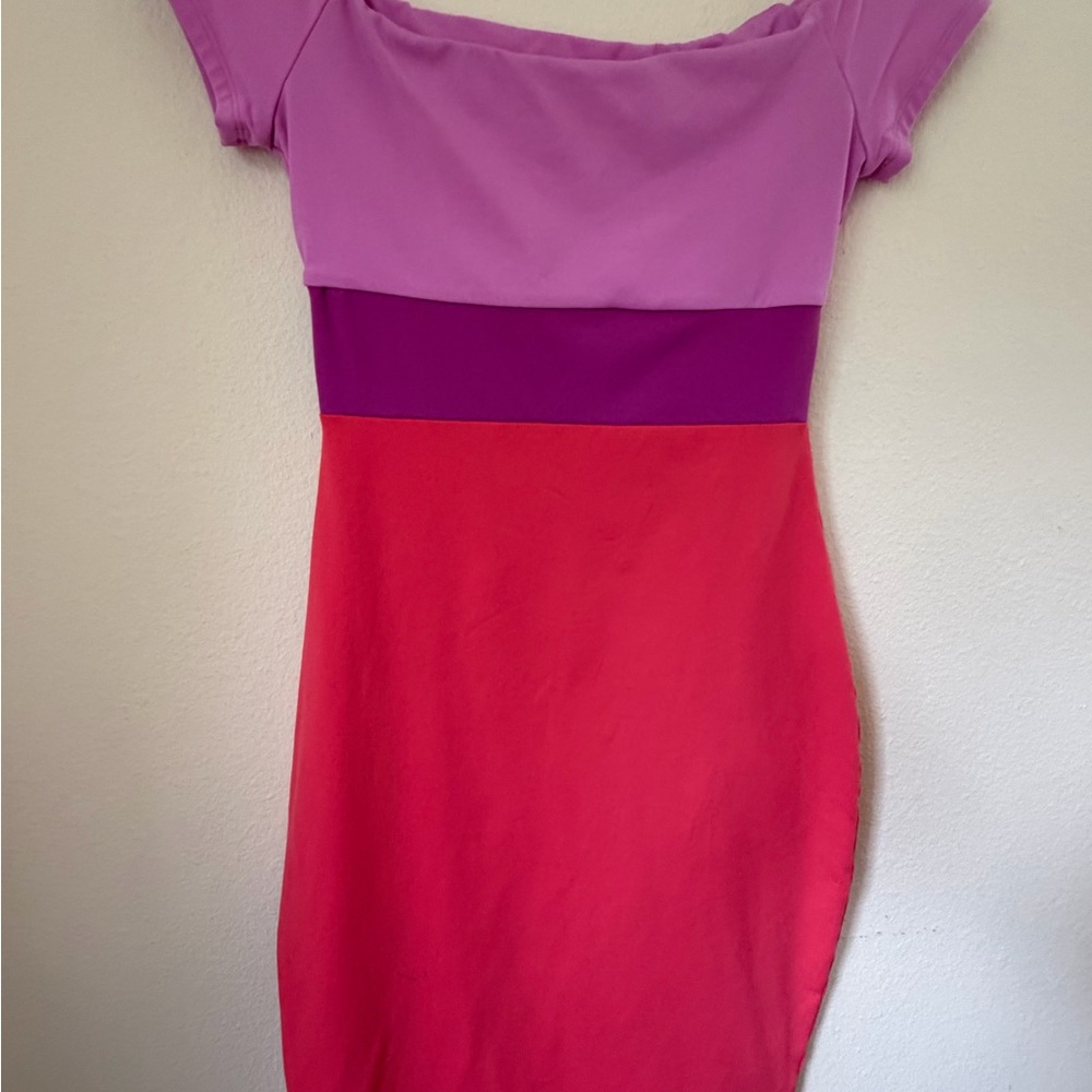 Susana Monaco Body con Colorblock Off-Shoulder Midi Dress in Pink, Magenta